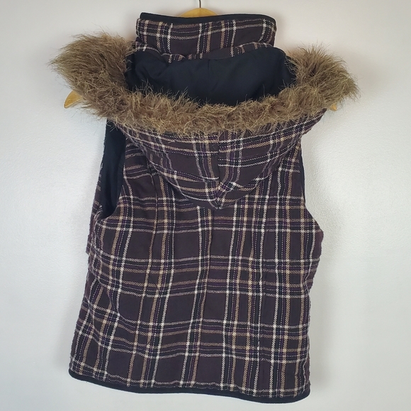 Wet Seal sleeveless vest with detachable fur hood - Picture 7 of 7